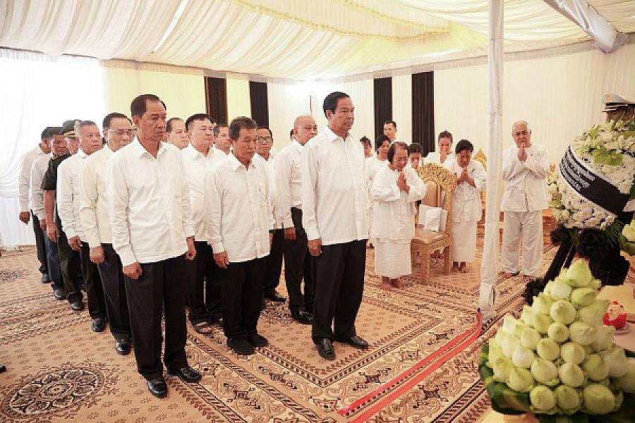 ឯកឧត្តម នាយឧត្តមសេនីយ៍កិត្តិសង្គហបណ្ឌិត គន់ គីម បានដឹកនាំគណៈប្រតិភូ និងឯកឧត្តម អគ្គលេខាធិការរង ស.អ.ក អញ្ជើញគោរពវិញ្ញាណក្ខន្ធសព ឯកឧត្តម ឧត្តមសេនីយ៍ឯក ច័ន្ទ លំផាត់ - Image 5