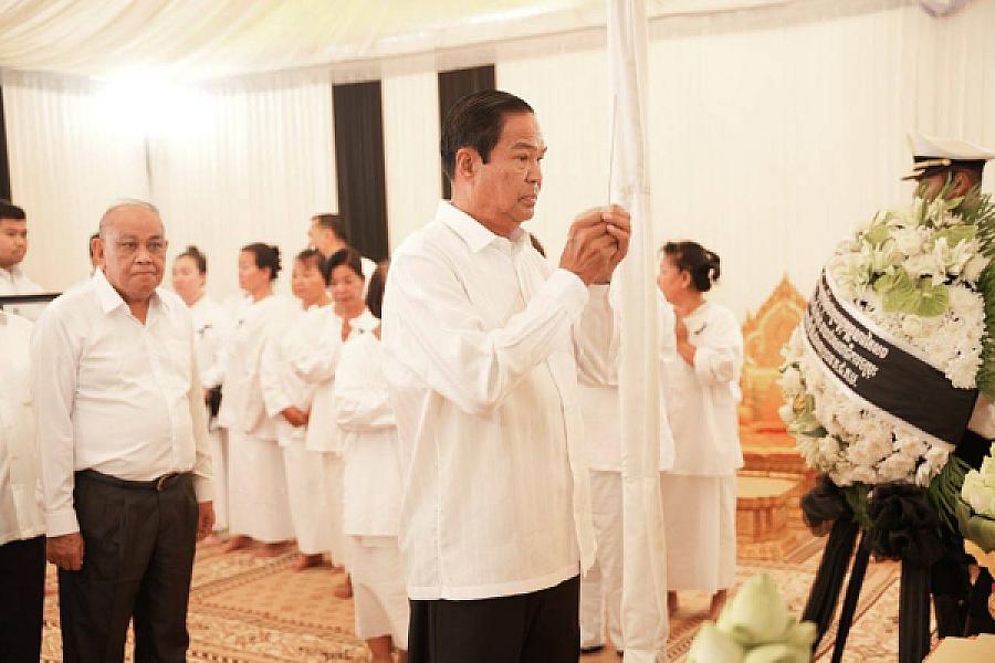 ឯកឧត្តម នាយឧត្តមសេនីយ៍កិត្តិសង្គហបណ្ឌិត គន់ គីម បានដឹកនាំគណៈប្រតិភូ និងឯកឧត្តម អគ្គលេខាធិការរង ស.អ.ក អញ្ជើញគោរពវិញ្ញាណក្ខន្ធសព ឯកឧត្តម ឧត្តមសេនីយ៍ឯក ច័ន្ទ លំផាត់ - Image 9