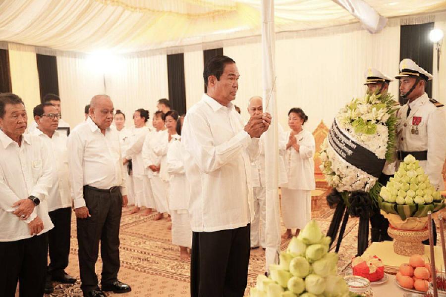 ឯកឧត្តម នាយឧត្តមសេនីយ៍កិត្តិសង្គហបណ្ឌិត គន់ គីម បានដឹកនាំគណៈប្រតិភូ និងឯកឧត្តម អគ្គលេខាធិការរង ស.អ.ក អញ្ជើញគោរពវិញ្ញាណក្ខន្ធសព ឯកឧត្តម ឧត្តមសេនីយ៍ឯក ច័ន្ទ លំផាត់ - Image 10