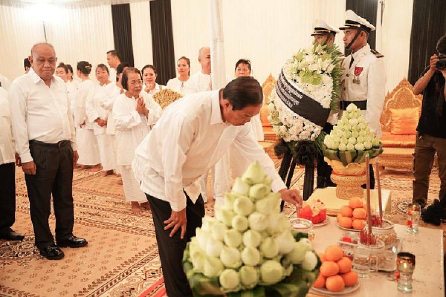 ឯកឧត្តម នាយឧត្តមសេនីយ៍កិត្តិសង្គហបណ្ឌិត គន់ គីម បានដឹកនាំគណៈប្រតិភូ និងឯកឧត្តម អគ្គលេខាធិការរង ស.អ.ក អញ្ជើញគោរពវិញ្ញាណក្ខន្ធសព ឯកឧត្តម ឧត្តមសេនីយ៍ឯក ច័ន្ទ លំផាត់ - Image 11