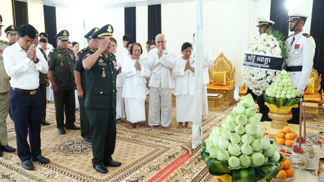 ឧត្ដមសេនីយ៍​ទោ សោម​ ស៊ុន​ បាន​ដឹកនាំ​សហការី​ នៃក្រុម​លេខាធិការដ្ឋាន​សមាគមអតីតយុទ្ធជនកម្ពុជា​ ខេត្ត​កំពង់ធំ​ ទៅ​គោរព​វិញ្ញាណក្ខន្ធ​ឯកឧត្តម​ ឧត្ដមសេនីយ៍​ឯក ​ច័ន្ទ​ លំផាត់ - Image 2