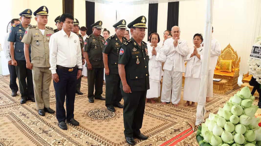 ឧត្ដមសេនីយ៍​ទោ សោម​ ស៊ុន​ បាន​ដឹកនាំ​សហការី​ នៃក្រុម​លេខាធិការដ្ឋាន​សមាគមអតីតយុទ្ធជនកម្ពុជា​ ខេត្ត​កំពង់ធំ​ ទៅ​គោរព​វិញ្ញាណក្ខន្ធ​ឯកឧត្តម​ ឧត្ដមសេនីយ៍​ឯក ​ច័ន្ទ​ លំផាត់ - Image 3