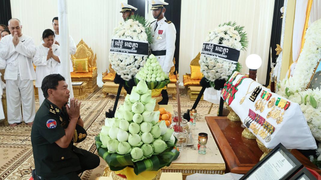 ឧត្ដមសេនីយ៍​ទោ សោម​ ស៊ុន​ បាន​ដឹកនាំ​សហការី​ នៃក្រុម​លេខាធិការដ្ឋាន​សមាគមអតីតយុទ្ធជនកម្ពុជា​ ខេត្ត​កំពង់ធំ​ ទៅ​គោរព​វិញ្ញាណក្ខន្ធ​ឯកឧត្តម​ ឧត្ដមសេនីយ៍​ឯក ​ច័ន្ទ​ លំផាត់ - Image 4