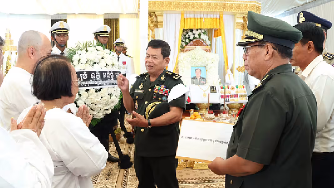 ឧត្ដមសេនីយ៍​ទោ សោម​ ស៊ុន​ បាន​ដឹកនាំ​សហការី​ នៃក្រុម​លេខាធិការដ្ឋាន​សមាគមអតីតយុទ្ធជនកម្ពុជា​ ខេត្ត​កំពង់ធំ​ ទៅ​គោរព​វិញ្ញាណក្ខន្ធ​ឯកឧត្តម​ ឧត្ដមសេនីយ៍​ឯក ​ច័ន្ទ​ លំផាត់ - Image 5