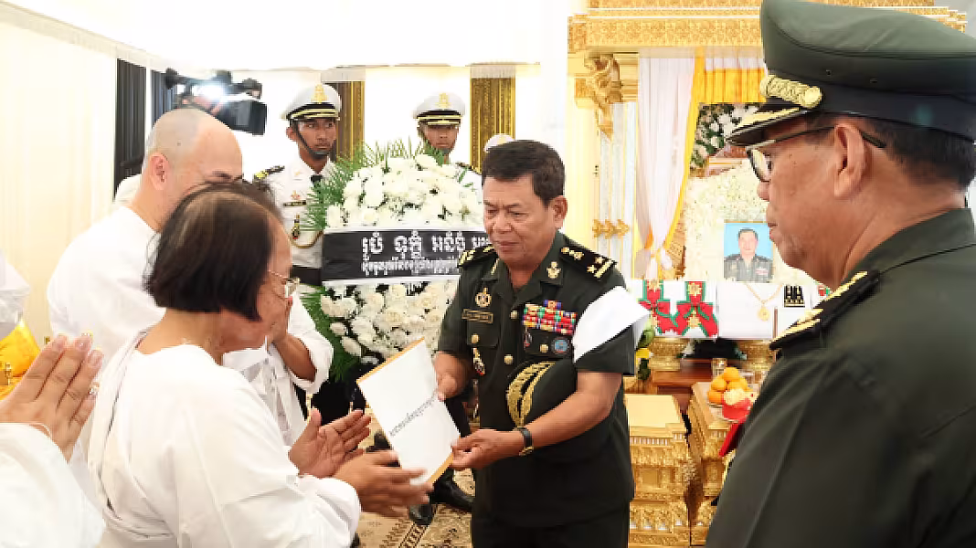 ឧត្ដមសេនីយ៍​ទោ សោម​ ស៊ុន​ បាន​ដឹកនាំ​សហការី​ នៃក្រុម​លេខាធិការដ្ឋាន​សមាគមអតីតយុទ្ធជនកម្ពុជា​ ខេត្ត​កំពង់ធំ​ ទៅ​គោរព​វិញ្ញាណក្ខន្ធ​ឯកឧត្តម​ ឧត្ដមសេនីយ៍​ឯក ​ច័ន្ទ​ លំផាត់ - Image 6