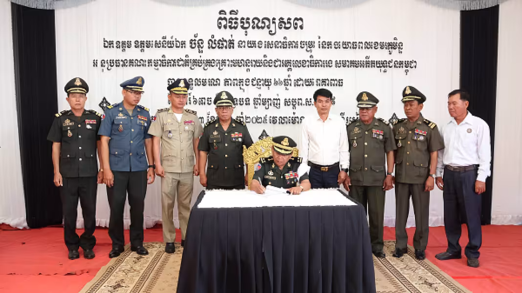 ឧត្ដមសេនីយ៍​ទោ សោម​ ស៊ុន​ បាន​ដឹកនាំ​សហការី​ នៃក្រុម​លេខាធិការដ្ឋាន​សមាគមអតីតយុទ្ធជនកម្ពុជា​ ខេត្ត​កំពង់ធំ​ ទៅ​គោរព​វិញ្ញាណក្ខន្ធ​ឯកឧត្តម​ ឧត្ដមសេនីយ៍​ឯក ​ច័ន្ទ​ លំផាត់ - Image 8