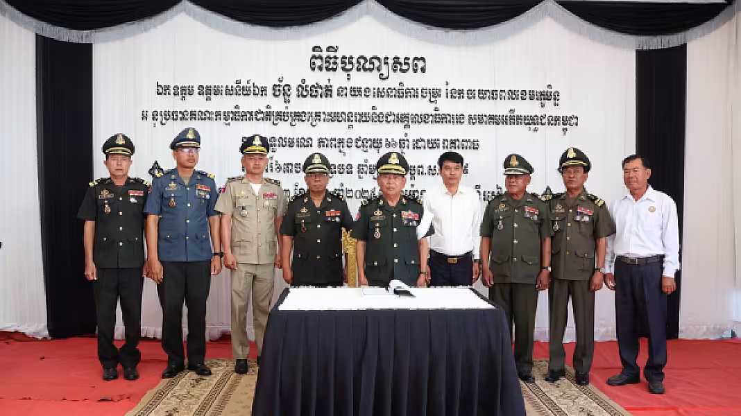 ឧត្ដមសេនីយ៍​ទោ សោម​ ស៊ុន​ បាន​ដឹកនាំ​សហការី​ នៃក្រុម​លេខាធិការដ្ឋាន​សមាគមអតីតយុទ្ធជនកម្ពុជា​ ខេត្ត​កំពង់ធំ​ ទៅ​គោរព​វិញ្ញាណក្ខន្ធ​ឯកឧត្តម​ ឧត្ដមសេនីយ៍​ឯក ​ច័ន្ទ​ លំផាត់ - Image 9