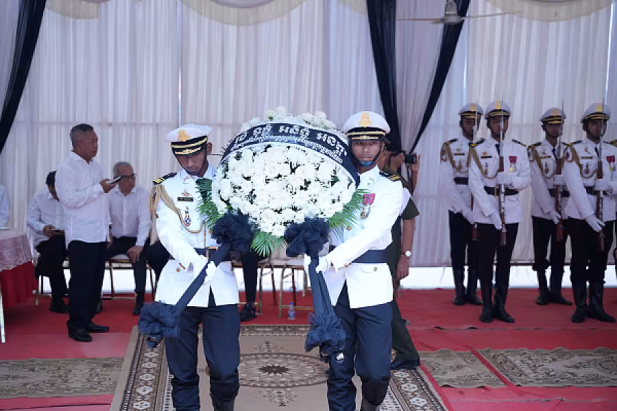 ឧត្តមសេនីយ៍ឯក ជា សុវណ្ណទុម អញ្ជើញគោរពវិញ្ញាណក្ខន្ធសពឧត្តមសេនីយ៍ឯក ច័ន្ទ លំផាត់  នាយរងសេនាធិការចម្រុះនៃកងយោធពលខេមរភូមិន្ទ