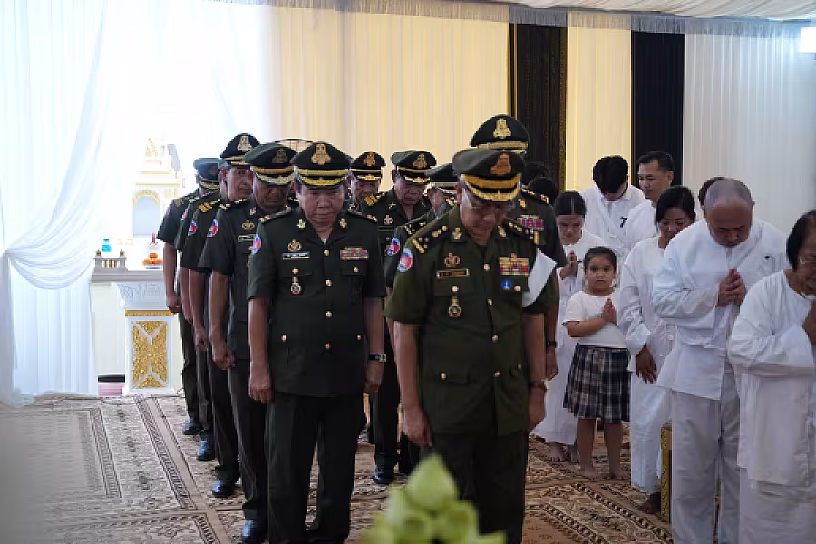 ឧត្តមសេនីយ៍ឯក ជា សុវណ្ណទុម អញ្ជើញគោរពវិញ្ញាណក្ខន្ធសពឧត្តមសេនីយ៍ឯក ច័ន្ទ លំផាត់  នាយរងសេនាធិការចម្រុះនៃកងយោធពលខេមរភូមិន្ទ - Image 3