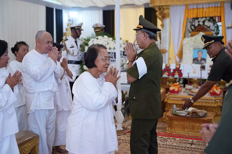 ឧត្តមសេនីយ៍ឯក ជា សុវណ្ណទុម អញ្ជើញគោរពវិញ្ញាណក្ខន្ធសពឧត្តមសេនីយ៍ឯក ច័ន្ទ លំផាត់  នាយរងសេនាធិការចម្រុះនៃកងយោធពលខេមរភូមិន្ទ - Image 4