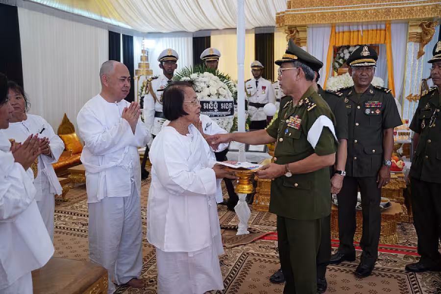 ឧត្តមសេនីយ៍ឯក ជា សុវណ្ណទុម អញ្ជើញគោរពវិញ្ញាណក្ខន្ធសពឧត្តមសេនីយ៍ឯក ច័ន្ទ លំផាត់  នាយរងសេនាធិការចម្រុះនៃកងយោធពលខេមរភូមិន្ទ - Image 7