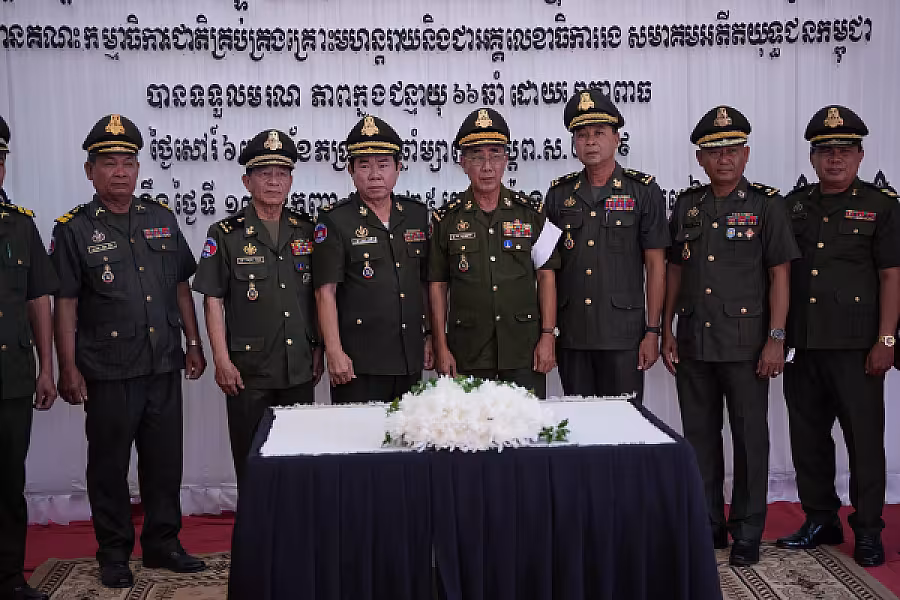 ឧត្តមសេនីយ៍ឯក ជា សុវណ្ណទុម អញ្ជើញគោរពវិញ្ញាណក្ខន្ធសពឧត្តមសេនីយ៍ឯក ច័ន្ទ លំផាត់  នាយរងសេនាធិការចម្រុះនៃកងយោធពលខេមរភូមិន្ទ - Image 9