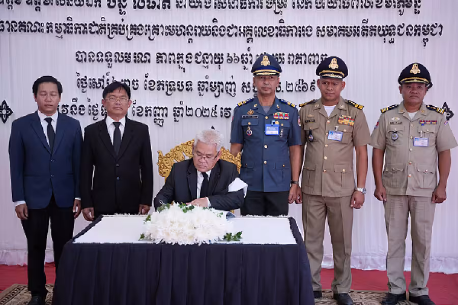 ឯកឧត្តម ផេង សិទ្ធី អញ្ជើញគោរពវិញ្ញាណក្ខន្ធសព ឯកឧត្តម ឧត្តមសេនីយ៍ឯក ច័ន្ទ លំផាត់ - Image 8