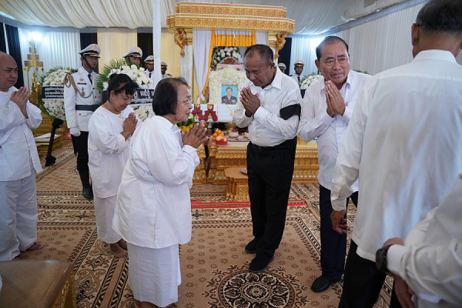 ឯកឧត្តម នាយឧត្តមសេនីយ៍ ចាប ភក្តី អញ្ជើញគោរពវិញ្ញាណក្ខន្ធសព ឯកឧត្តម ឧត្តមសេនីយ៍ឯក ច័ន្ទ លំផាត់ - Image 6