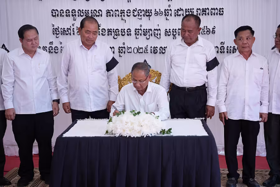 ឯកឧត្តម នាយឧត្តមសេនីយ៍ ចាប ភក្តី អញ្ជើញគោរពវិញ្ញាណក្ខន្ធសព ឯកឧត្តម ឧត្តមសេនីយ៍ឯក ច័ន្ទ លំផាត់ - Image 7