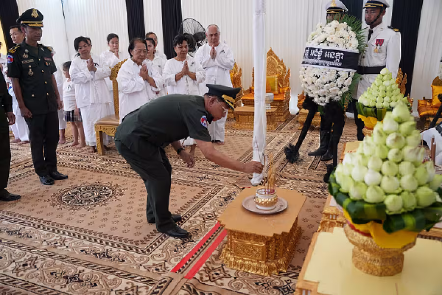 ឧត្តមសេនីយ៍ត្រី ជុំ សាមុត អញ្ជើញគោរពវិញ្ញាណក្ខន្ធសព ឯកឧត្តម ឧត្តមសេនីយ៍ឯក ច័ន្ទ លំផាត់ - Image 2