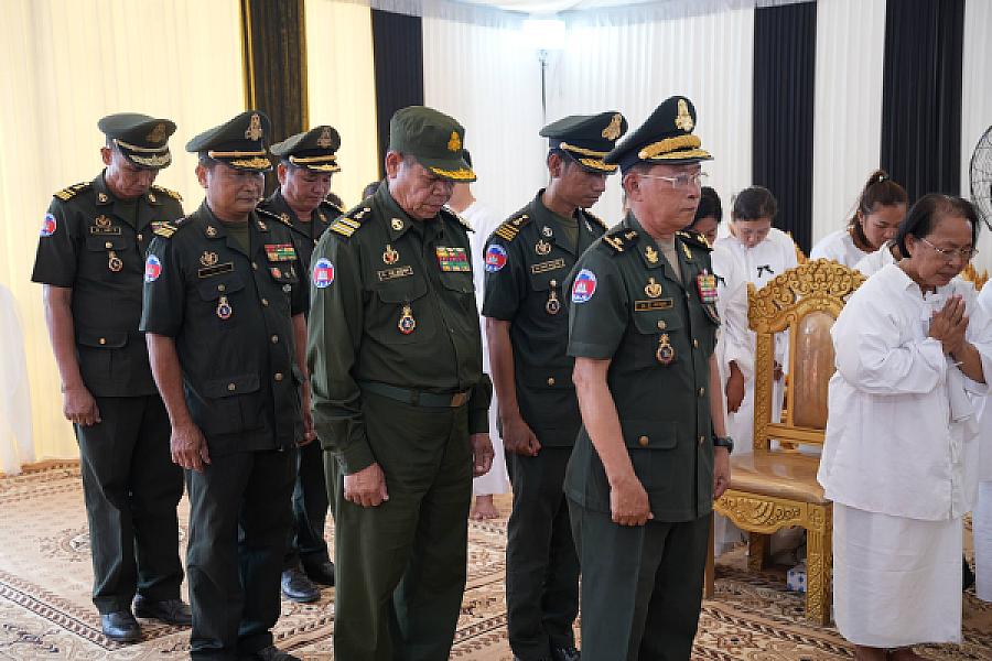 ឧត្តមសេនីយ៍ត្រី ជុំ សាមុត អញ្ជើញគោរពវិញ្ញាណក្ខន្ធសព ឯកឧត្តម ឧត្តមសេនីយ៍ឯក ច័ន្ទ លំផាត់ - Image 3