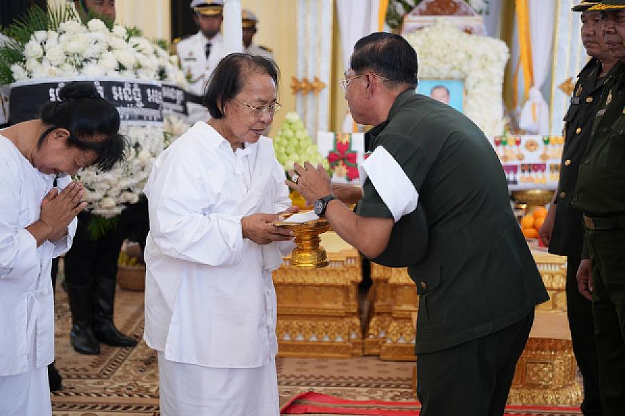 ឧត្តមសេនីយ៍ត្រី ជុំ សាមុត អញ្ជើញគោរពវិញ្ញាណក្ខន្ធសព ឯកឧត្តម ឧត្តមសេនីយ៍ឯក ច័ន្ទ លំផាត់ - Image 4