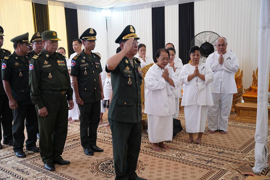 ឧត្តមសេនីយ៍ត្រី ជុំ សាមុត អញ្ជើញគោរពវិញ្ញាណក្ខន្ធសព ឯកឧត្តម ឧត្តមសេនីយ៍ឯក ច័ន្ទ លំផាត់ - Image 5