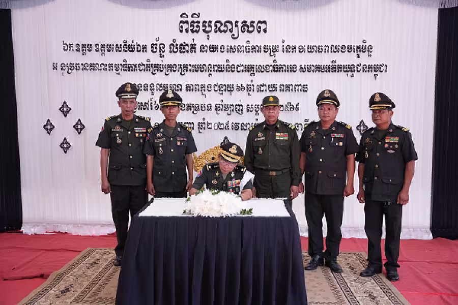 ឧត្តមសេនីយ៍ត្រី ជុំ សាមុត អញ្ជើញគោរពវិញ្ញាណក្ខន្ធសព ឯកឧត្តម ឧត្តមសេនីយ៍ឯក ច័ន្ទ លំផាត់ - Image 6