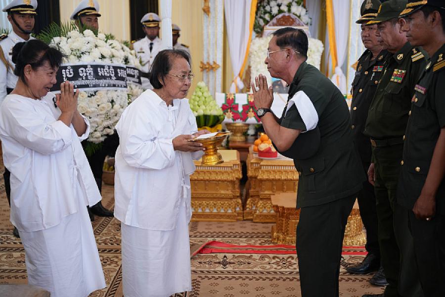 ឧត្តមសេនីយ៍ត្រី ជុំ សាមុត អញ្ជើញគោរពវិញ្ញាណក្ខន្ធសព ឯកឧត្តម ឧត្តមសេនីយ៍ឯក ច័ន្ទ លំផាត់ - Image 7