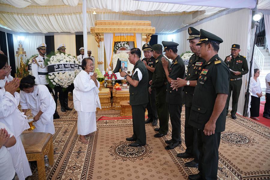 ឧត្តមសេនីយ៍ត្រី ជុំ សាមុត អញ្ជើញគោរពវិញ្ញាណក្ខន្ធសព ឯកឧត្តម ឧត្តមសេនីយ៍ឯក ច័ន្ទ លំផាត់ - Image 8