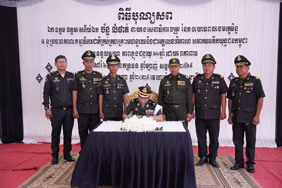 ឧត្តមសេនីយ៍ត្រី ជុំ សាមុត អញ្ជើញគោរពវិញ្ញាណក្ខន្ធសព ឯកឧត្តម ឧត្តមសេនីយ៍ឯក ច័ន្ទ លំផាត់ - Image 9