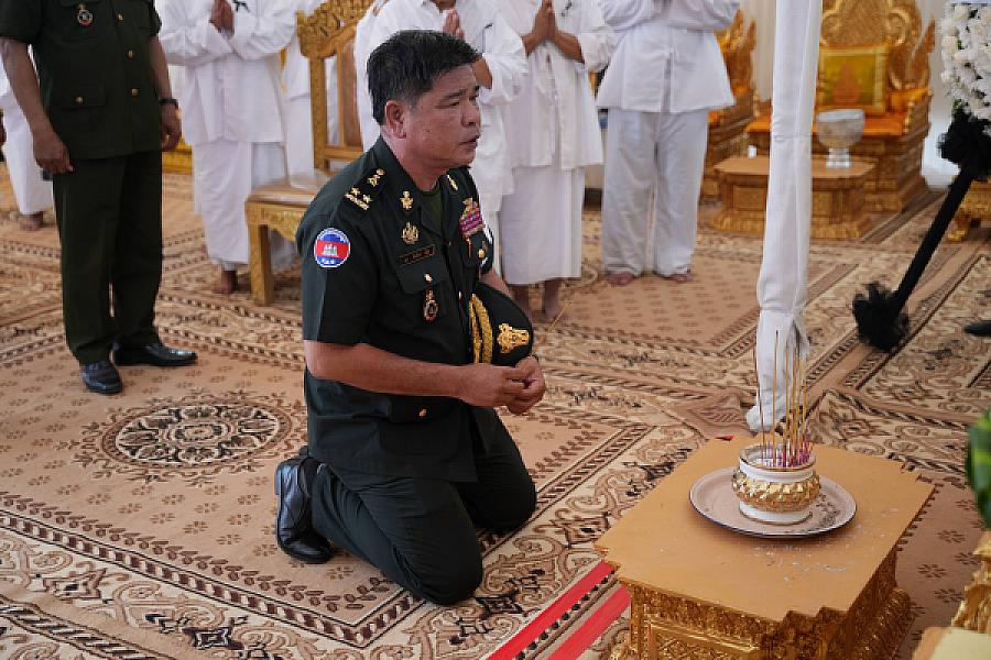 ឧត្តមសេនីយ៍ទោ ម៉ែន រ័ត្ន អញ្ជើញគោរពវិញ្ញាណក្ខន្ធសព ឯកឧត្តម ឧត្តមសេនីយ៍ឯក ច័ន្ទ លំផាត់ - Image 2