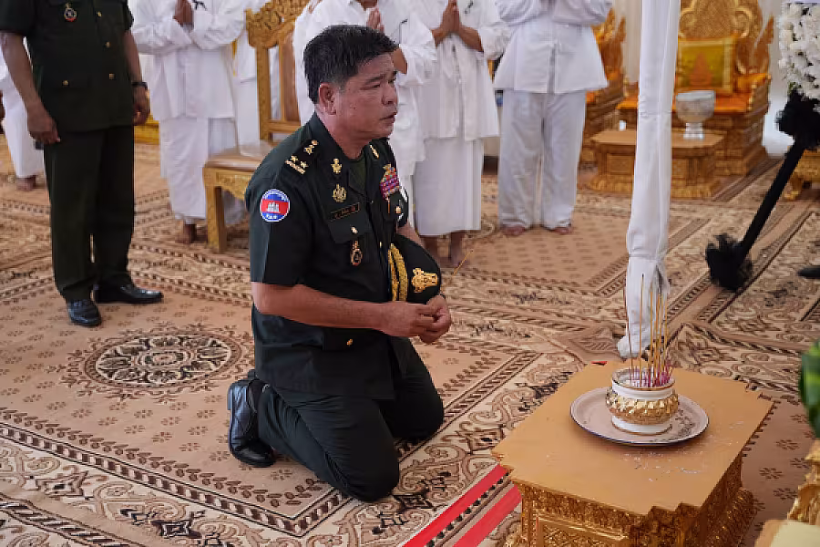 ឧត្តមសេនីយ៍ទោ ម៉ែន រ័ត្ន អញ្ជើញគោរពវិញ្ញាណក្ខន្ធសព ឯកឧត្តម ឧត្តមសេនីយ៍ឯក ច័ន្ទ លំផាត់ - Image 2