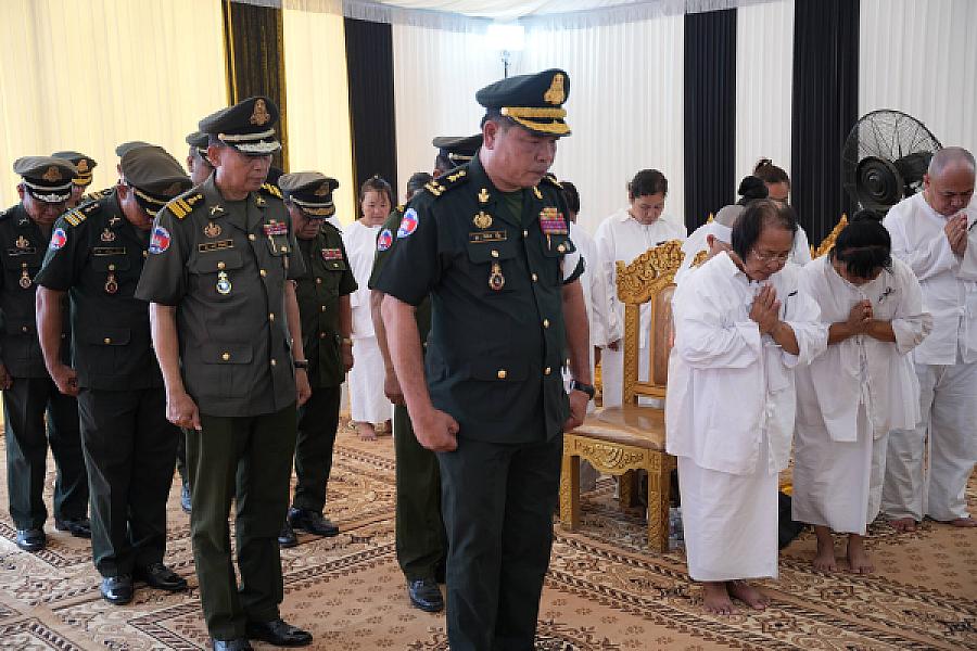 ឧត្តមសេនីយ៍ទោ ម៉ែន រ័ត្ន អញ្ជើញគោរពវិញ្ញាណក្ខន្ធសព ឯកឧត្តម ឧត្តមសេនីយ៍ឯក ច័ន្ទ លំផាត់ - Image 3