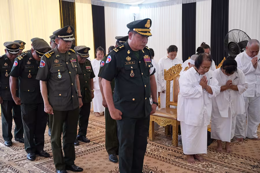 ឧត្តមសេនីយ៍ទោ ម៉ែន រ័ត្ន អញ្ជើញគោរពវិញ្ញាណក្ខន្ធសព ឯកឧត្តម ឧត្តមសេនីយ៍ឯក ច័ន្ទ លំផាត់ - Image 3