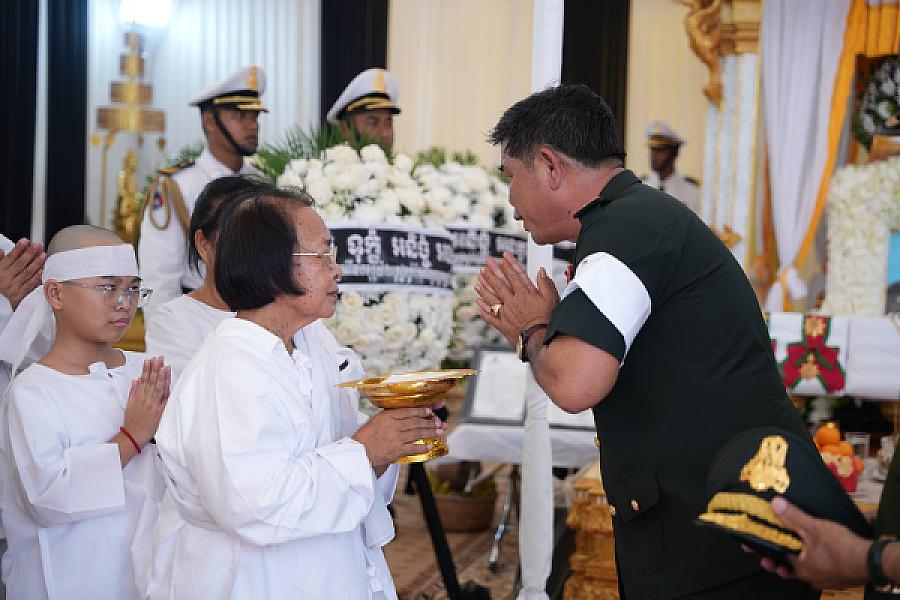 ឧត្តមសេនីយ៍ទោ ម៉ែន រ័ត្ន អញ្ជើញគោរពវិញ្ញាណក្ខន្ធសព ឯកឧត្តម ឧត្តមសេនីយ៍ឯក ច័ន្ទ លំផាត់ - Image 4