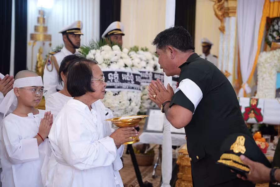 ឧត្តមសេនីយ៍ទោ ម៉ែន រ័ត្ន អញ្ជើញគោរពវិញ្ញាណក្ខន្ធសព ឯកឧត្តម ឧត្តមសេនីយ៍ឯក ច័ន្ទ លំផាត់ - Image 4