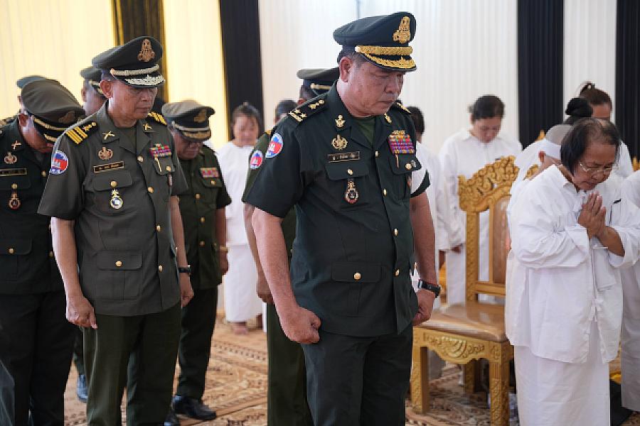 ឧត្តមសេនីយ៍ទោ ម៉ែន រ័ត្ន អញ្ជើញគោរពវិញ្ញាណក្ខន្ធសព ឯកឧត្តម ឧត្តមសេនីយ៍ឯក ច័ន្ទ លំផាត់ - Image 5