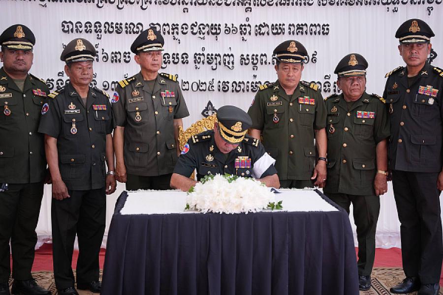 ឧត្តមសេនីយ៍ទោ ម៉ែន រ័ត្ន អញ្ជើញគោរពវិញ្ញាណក្ខន្ធសព ឯកឧត្តម ឧត្តមសេនីយ៍ឯក ច័ន្ទ លំផាត់ - Image 6