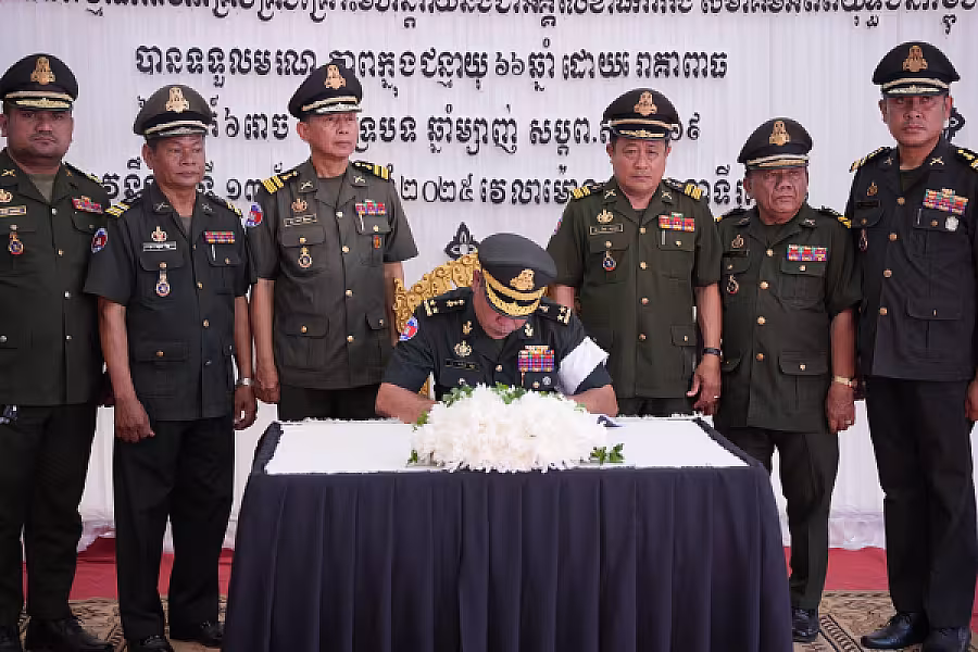 ឧត្តមសេនីយ៍ទោ ម៉ែន រ័ត្ន អញ្ជើញគោរពវិញ្ញាណក្ខន្ធសព ឯកឧត្តម ឧត្តមសេនីយ៍ឯក ច័ន្ទ លំផាត់ - Image 6