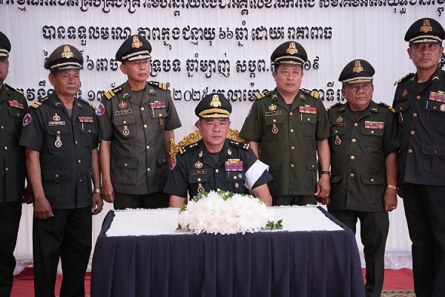 ឧត្តមសេនីយ៍ទោ ម៉ែន រ័ត្ន អញ្ជើញគោរពវិញ្ញាណក្ខន្ធសព ឯកឧត្តម ឧត្តមសេនីយ៍ឯក ច័ន្ទ លំផាត់ - Image 7