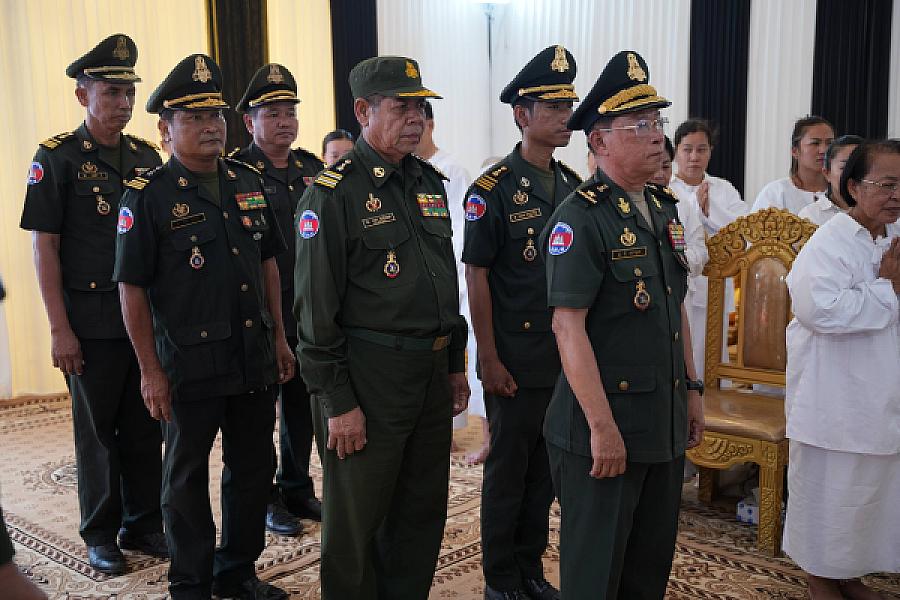 ឧត្តមសេនីយ៍ត្រី ជុំ សាមុត អញ្ជើញគោរពវិញ្ញាណក្ខន្ធសព ឯកឧត្តម ឧត្តមសេនីយ៍ឯក ច័ន្ទ លំផាត់ - Image 10