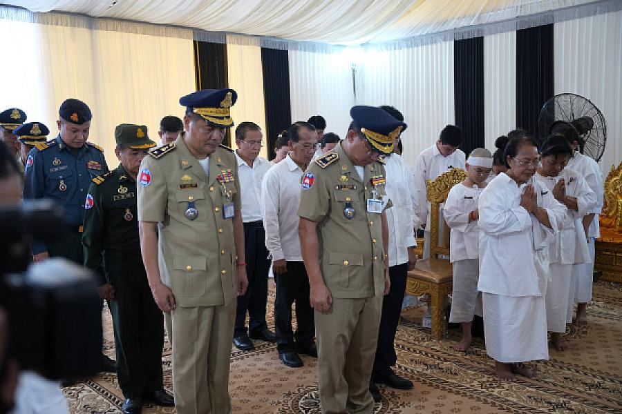 លោកឧត្តមសេនីយ៍ទោ អ៊ូ សុបុណ្ណា អញ្ជើញគោរពវិញ្ញាណក្ខន្ធសព ឯកឧត្តម ឧត្តមសេនីយ៍ឯក ច័ន្ទ លំផាត់ - Image 3