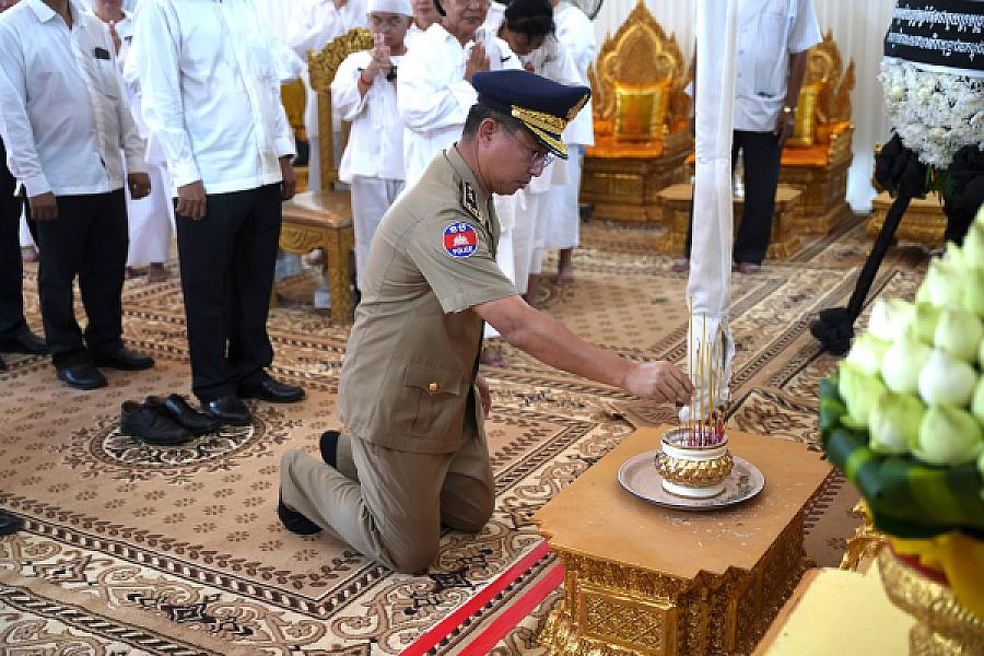 លោកឧត្តមសេនីយ៍ទោ អ៊ូ សុបុណ្ណា អញ្ជើញគោរពវិញ្ញាណក្ខន្ធសព ឯកឧត្តម ឧត្តមសេនីយ៍ឯក ច័ន្ទ លំផាត់ - Image 4