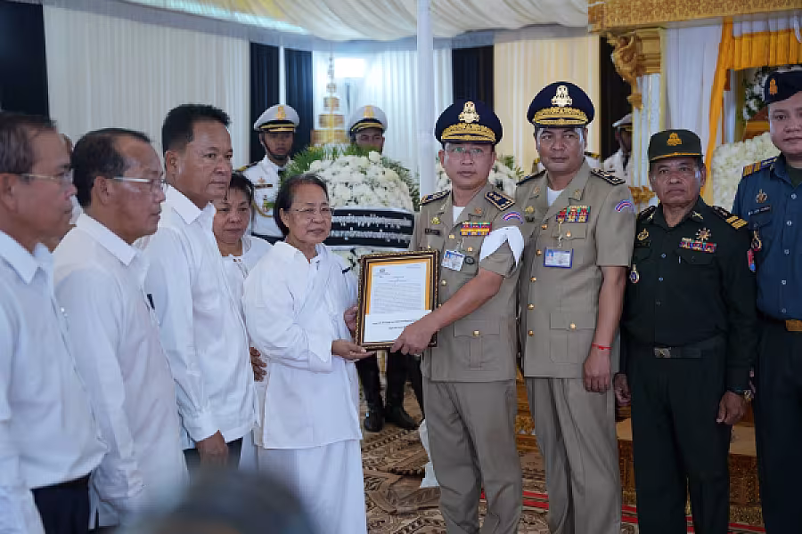 លោកឧត្តមសេនីយ៍ទោ អ៊ូ សុបុណ្ណា អញ្ជើញគោរពវិញ្ញាណក្ខន្ធសព ឯកឧត្តម ឧត្តមសេនីយ៍ឯក ច័ន្ទ លំផាត់ - Image 5