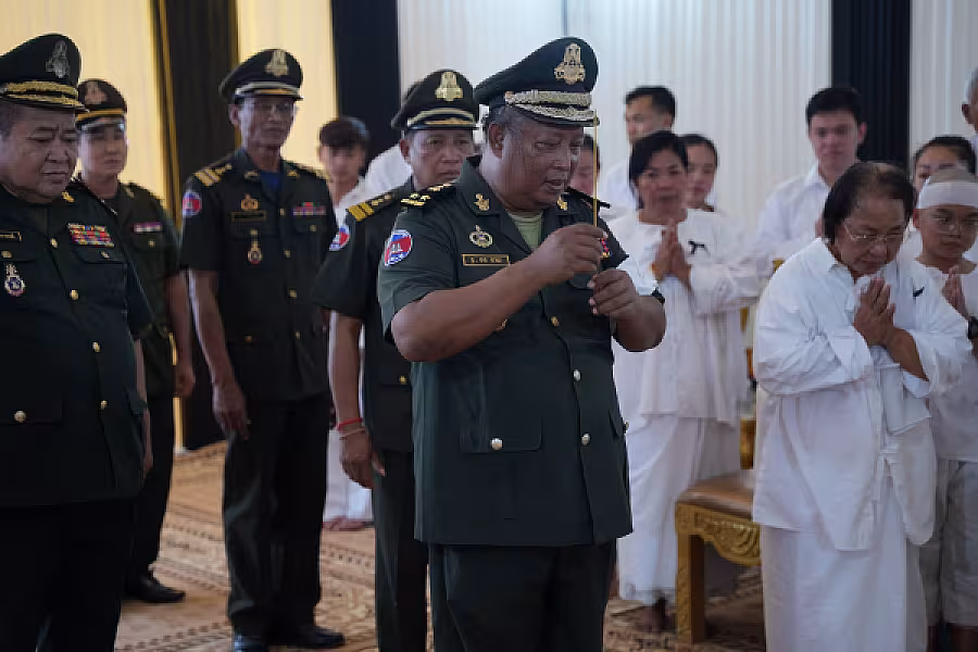 ឧត្តមសេនីយ៍ទោ ចន ចាយ អញ្ជើញគោរពវិញ្ញាណក្ខន្ធសព ឯកឧត្តម ឧត្តមសេនីយ៍ឯក ច័ន្ទ លំផាត់ - Image 2