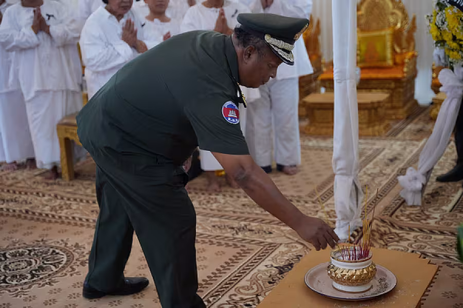 ឧត្តមសេនីយ៍ទោ ចន ចាយ អញ្ជើញគោរពវិញ្ញាណក្ខន្ធសព ឯកឧត្តម ឧត្តមសេនីយ៍ឯក ច័ន្ទ លំផាត់ - Image 4