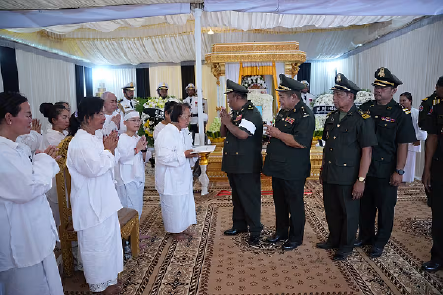 ឧត្តមសេនីយ៍ទោ ចន ចាយ អញ្ជើញគោរពវិញ្ញាណក្ខន្ធសព ឯកឧត្តម ឧត្តមសេនីយ៍ឯក ច័ន្ទ លំផាត់ - Image 5