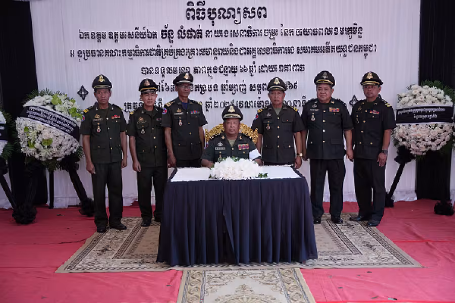 ឧត្តមសេនីយ៍ទោ ចន ចាយ អញ្ជើញគោរពវិញ្ញាណក្ខន្ធសព ឯកឧត្តម ឧត្តមសេនីយ៍ឯក ច័ន្ទ លំផាត់ - Image 8