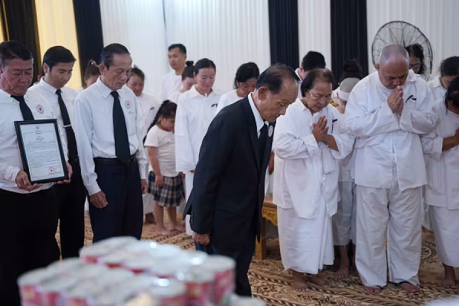 ឯកឧត្តមបណ្ឌិត អ៊ុយ សំអាត  បានដឹកនាំគណៈប្រតិភូកាកបាទក្រហមកម្ពុជា អញ្ជើញគោរពវិញ្ញាណក្ខន្ធសព ឯកឧត្តម ឧត្តមសេនីយ៍ឯក ច័ន្ទ លំផាត់ - Image 2