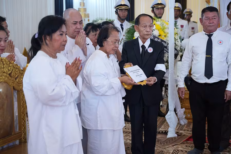 ឯកឧត្តមបណ្ឌិត អ៊ុយ សំអាត  បានដឹកនាំគណៈប្រតិភូកាកបាទក្រហមកម្ពុជា អញ្ជើញគោរពវិញ្ញាណក្ខន្ធសព ឯកឧត្តម ឧត្តមសេនីយ៍ឯក ច័ន្ទ លំផាត់ - Image 3