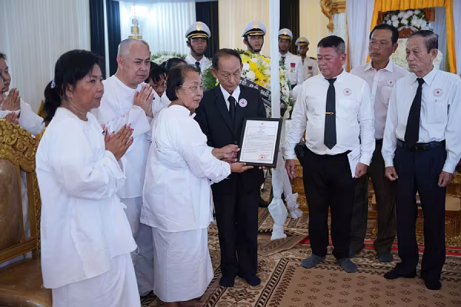 ឯកឧត្តមបណ្ឌិត អ៊ុយ សំអាត  បានដឹកនាំគណៈប្រតិភូកាកបាទក្រហមកម្ពុជា អញ្ជើញគោរពវិញ្ញាណក្ខន្ធសព ឯកឧត្តម ឧត្តមសេនីយ៍ឯក ច័ន្ទ លំផាត់ - Image 4