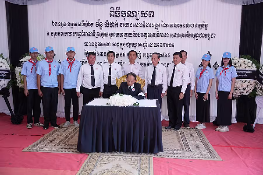 ឯកឧត្តមបណ្ឌិត អ៊ុយ សំអាត  បានដឹកនាំគណៈប្រតិភូកាកបាទក្រហមកម្ពុជា អញ្ជើញគោរពវិញ្ញាណក្ខន្ធសព ឯកឧត្តម ឧត្តមសេនីយ៍ឯក ច័ន្ទ លំផាត់ - Image 5