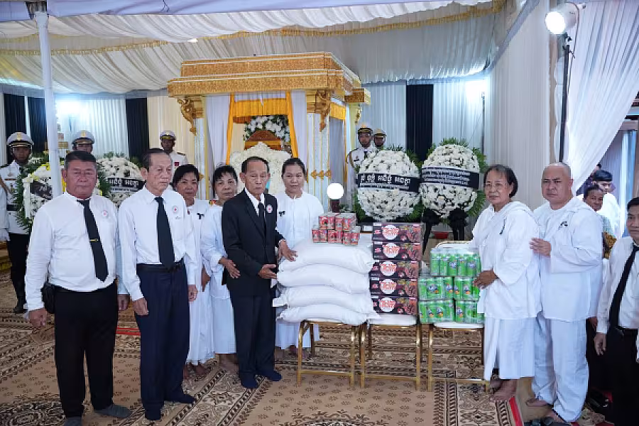 ឯកឧត្តមបណ្ឌិត អ៊ុយ សំអាត  បានដឹកនាំគណៈប្រតិភូកាកបាទក្រហមកម្ពុជា អញ្ជើញគោរពវិញ្ញាណក្ខន្ធសព ឯកឧត្តម ឧត្តមសេនីយ៍ឯក ច័ន្ទ លំផាត់ - Image 6